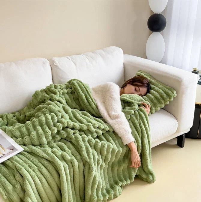 Fluffy Fleece Throw Blanket – Lightweight and Machine Washable