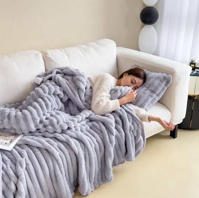 Fluffy Fleece Throw Blanket – Lightweight and Machine Washable