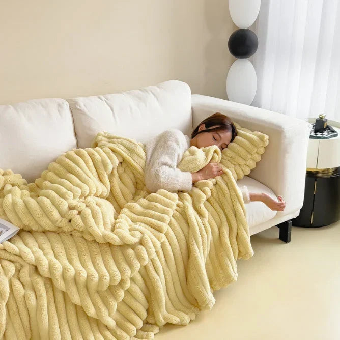 Fluffy Fleece Throw Blanket – Lightweight and Machine Washable